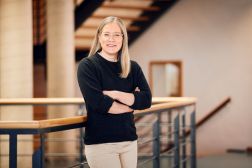 Das Bild zeigt ein Foto der Studiengangsleitung Prof.in Dr. Anna Schulze (Quelle: Prof.in Dr. Anna Schulze - Studiendekanin DACS) Das Bild zeigt ein Foto der Studiengangsleitung Prof.in Dr. Anna Schulze