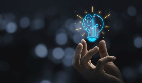 Das Bild zeigt eine Hand, welche eine graphisch dargestellte Glühbirne hält. (Quelle: iStock) Das Bild zeigt eine Hand, welche eine graphisch dargestellte Glühbirne hält.
