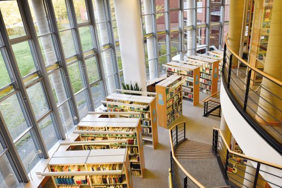 Das Bild zeigt die Bibliothek der Hochschule des Bundes. (Quelle: HS Bund) Das Bild zeigt die Bibliothek der Hochschule des Bundes.